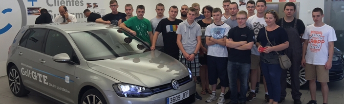 Estudiantes Erasmus conocen en Sevilla Wagen los modelos eléctricos y los híbridos-enchufables